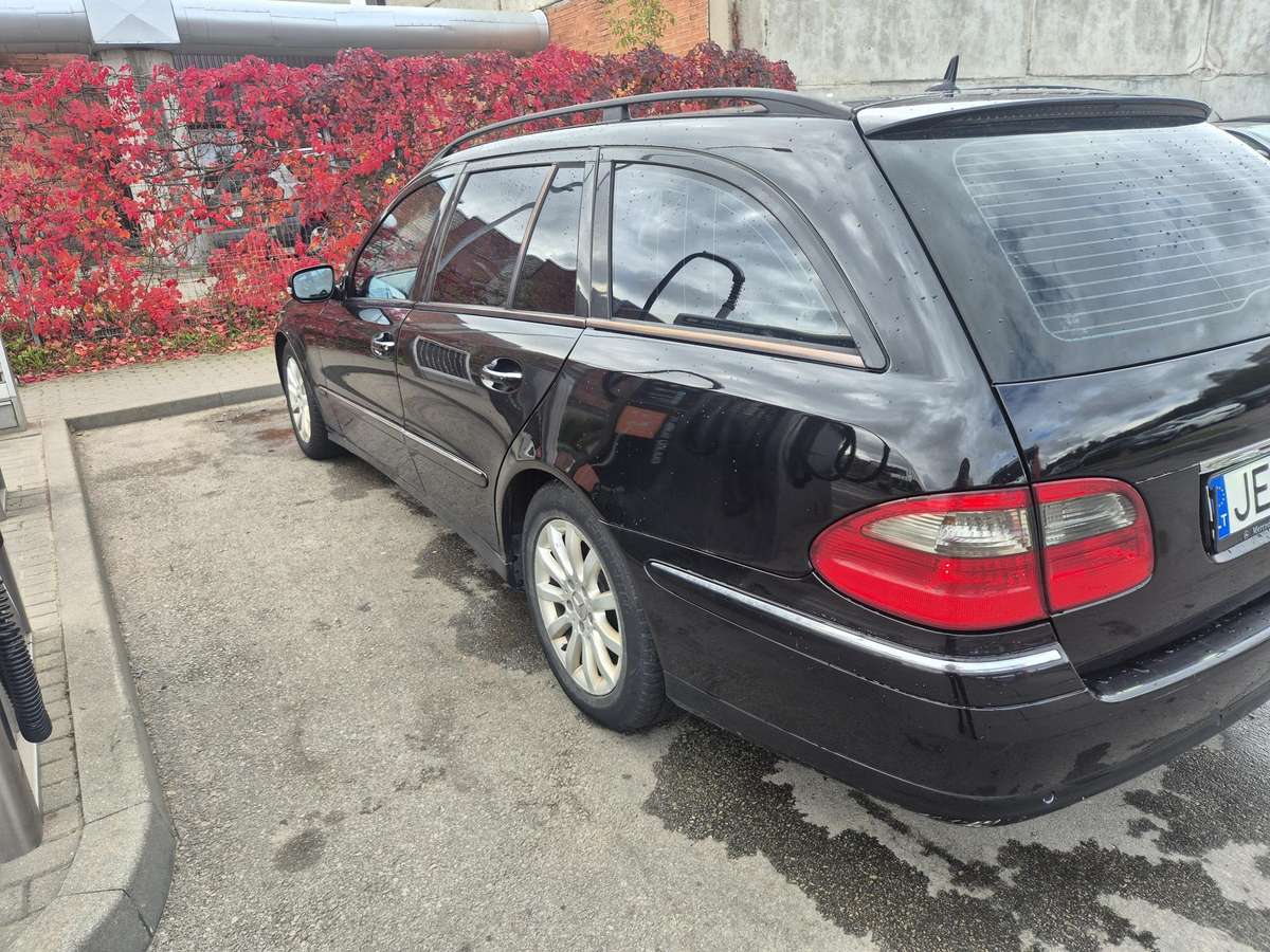 Mercedes-Benz E280 2006 — салон