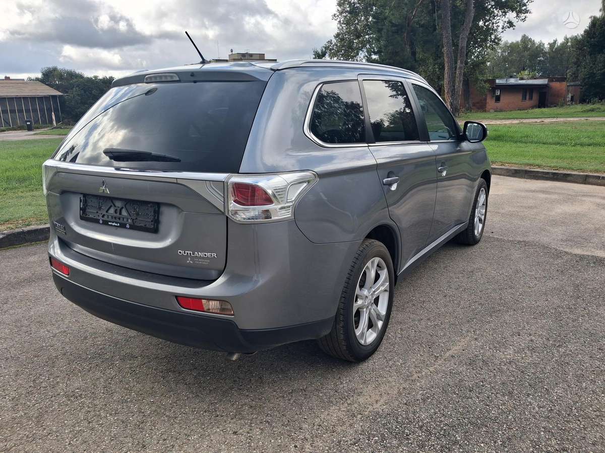 Mitsubishi Outlander 2014 — rear view