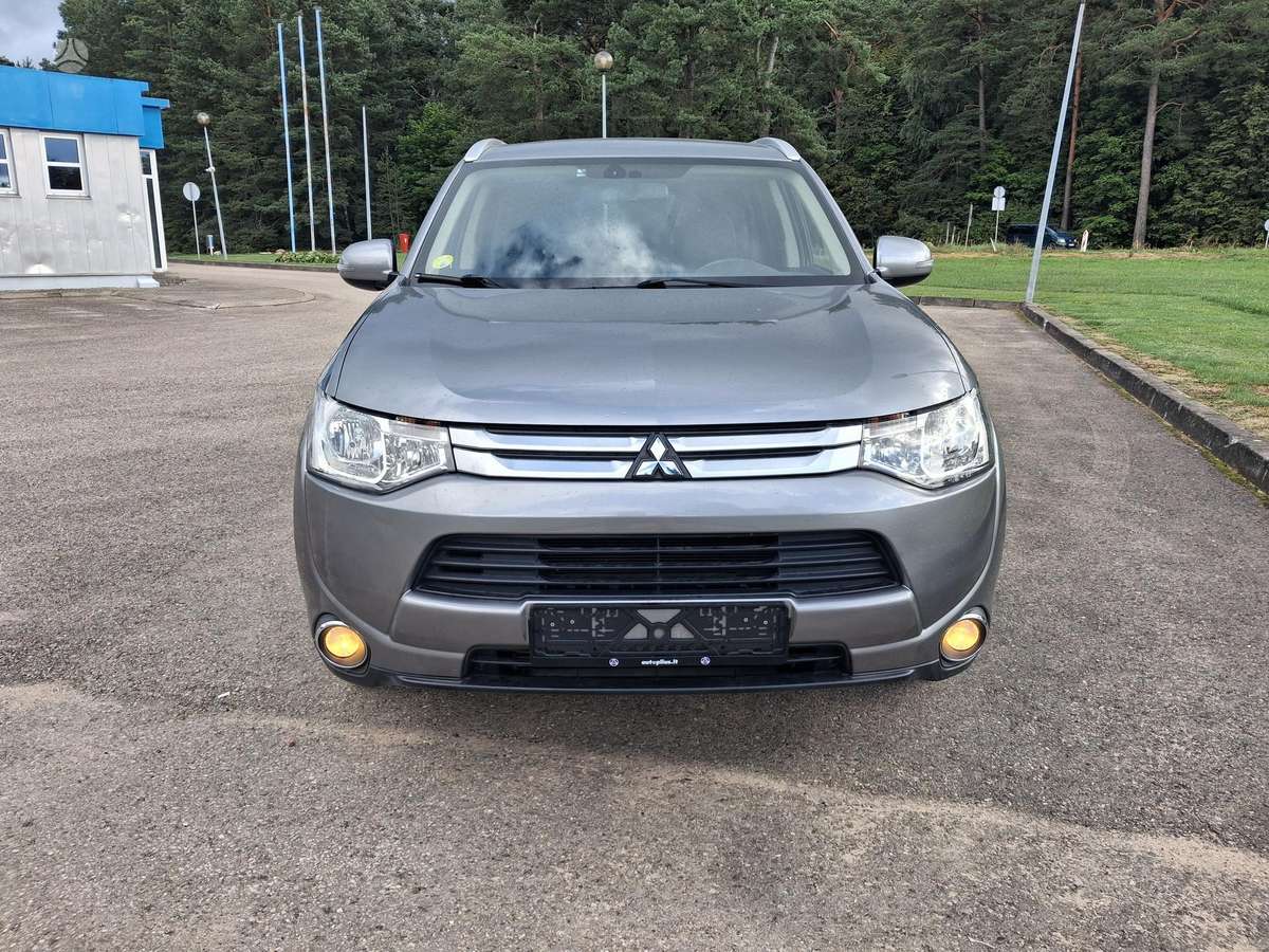 Mitsubishi Outlander 2014 — interior
