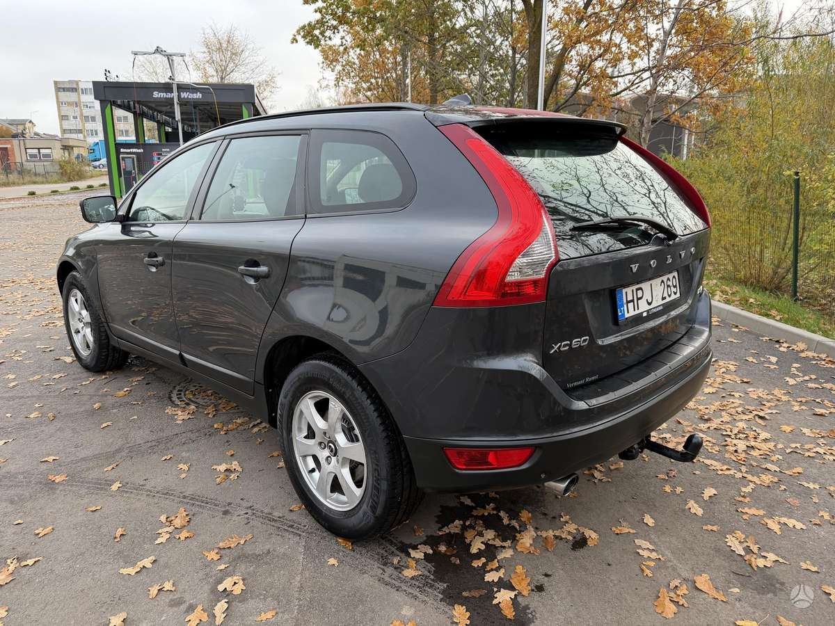 Volvo XC60 2011 — салон