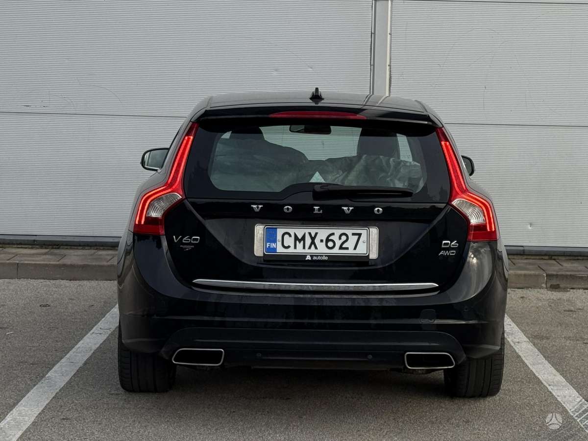 Volvo V60 2013 — двигун 2400 cm³, 215 HP (158kW)