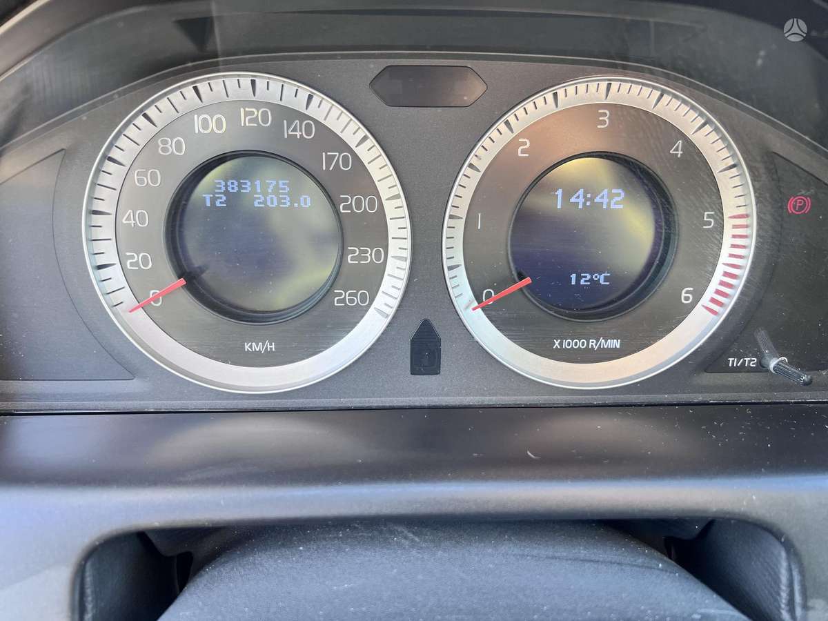 Volvo XC60 2010 — photo 12