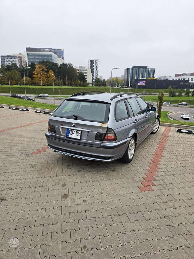 BMW 320 2004 — rear view