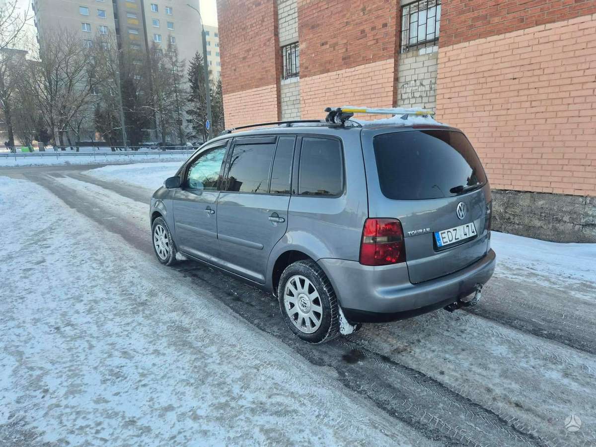 Volkswagen Touran 2006 — вигляд ззаду