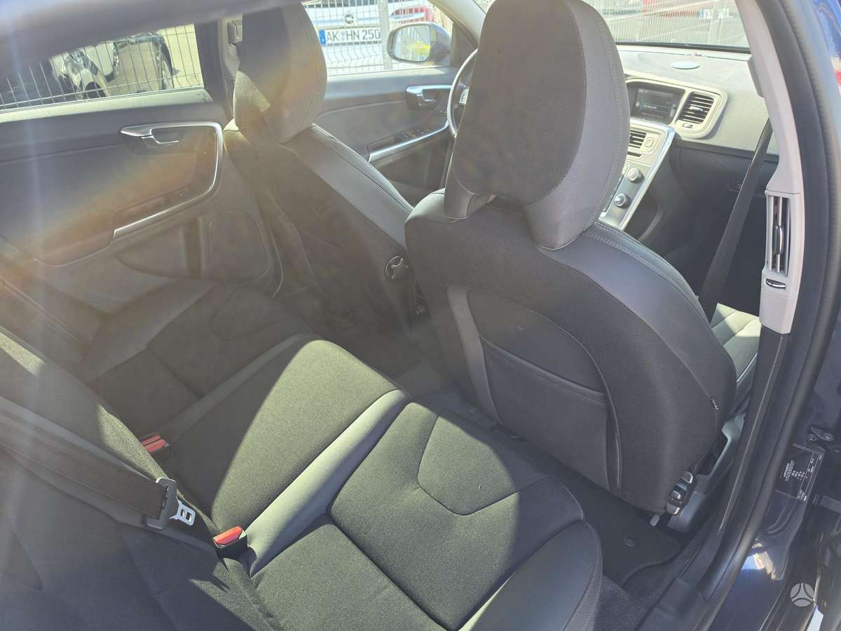 Volvo V60 2011 — photo 14