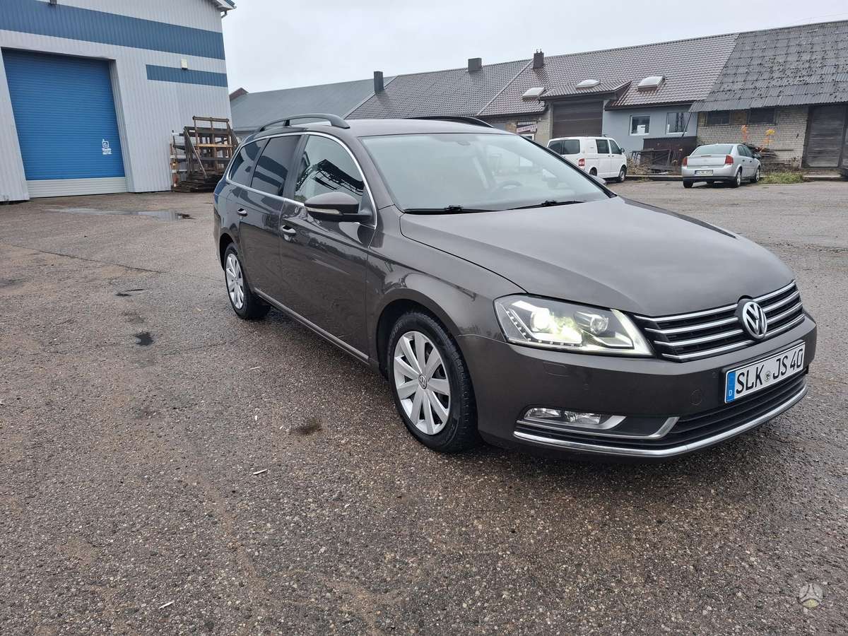 Volkswagen Passat 2013 — вигляд ззаду