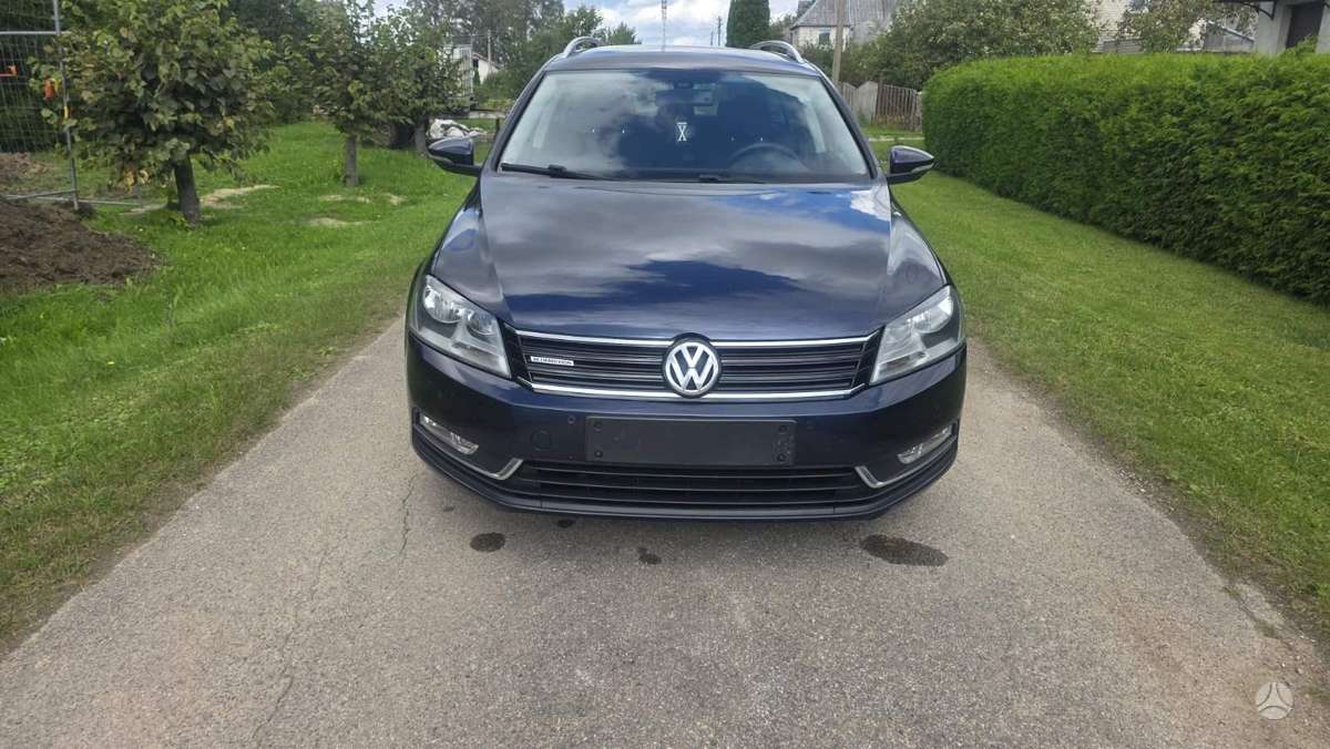Volkswagen Passat 2013 — rear view