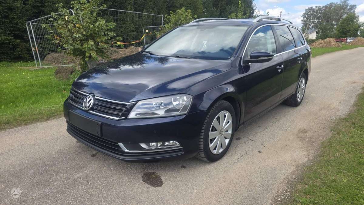 Volkswagen Passat 2013 — interior