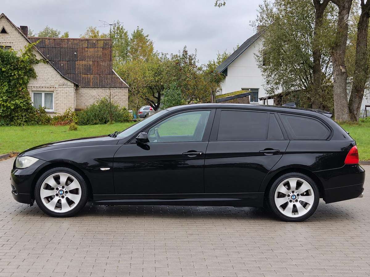 BMW 320 2006 — rear view
