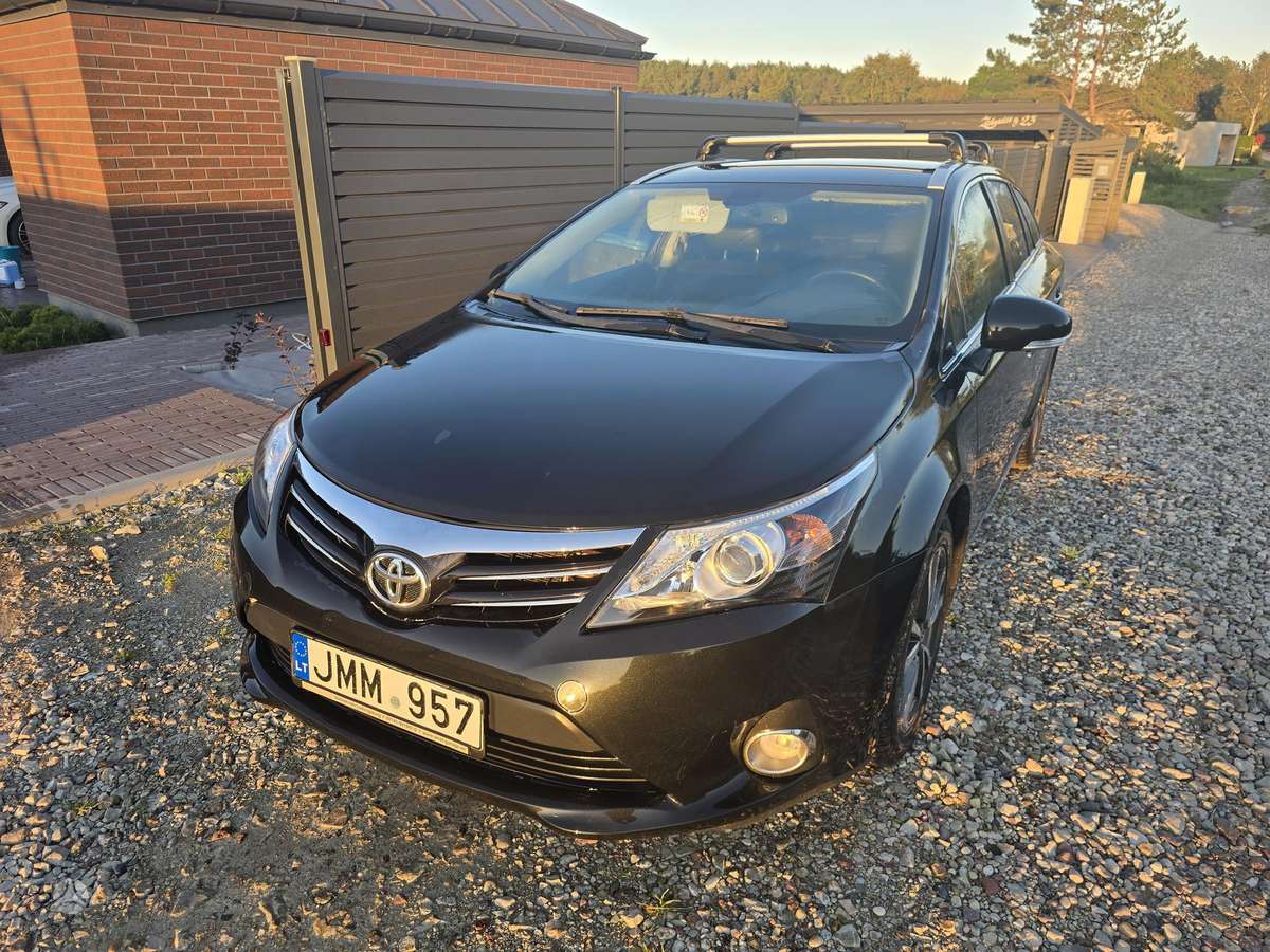 Toyota Avensis 2013 — rear view