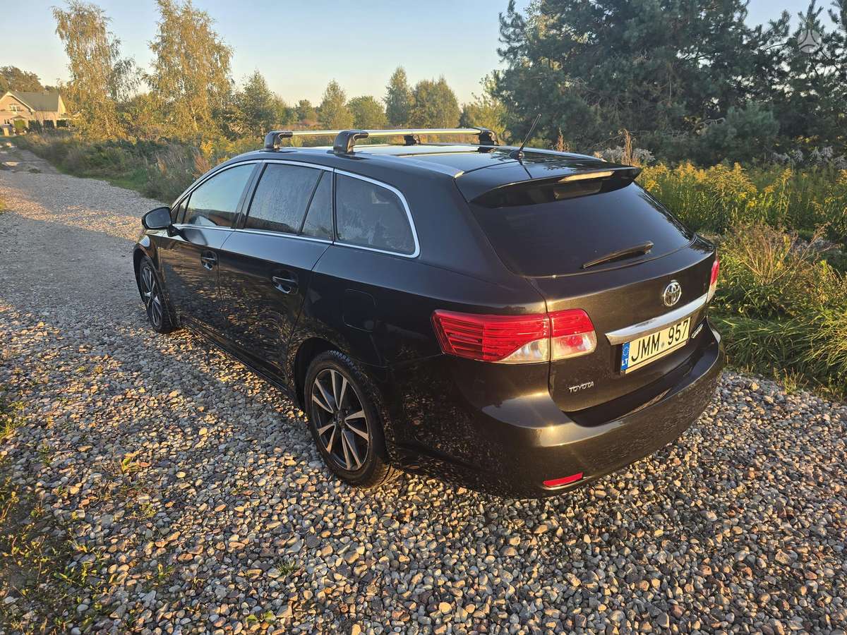 Toyota Avensis 2013 — engine