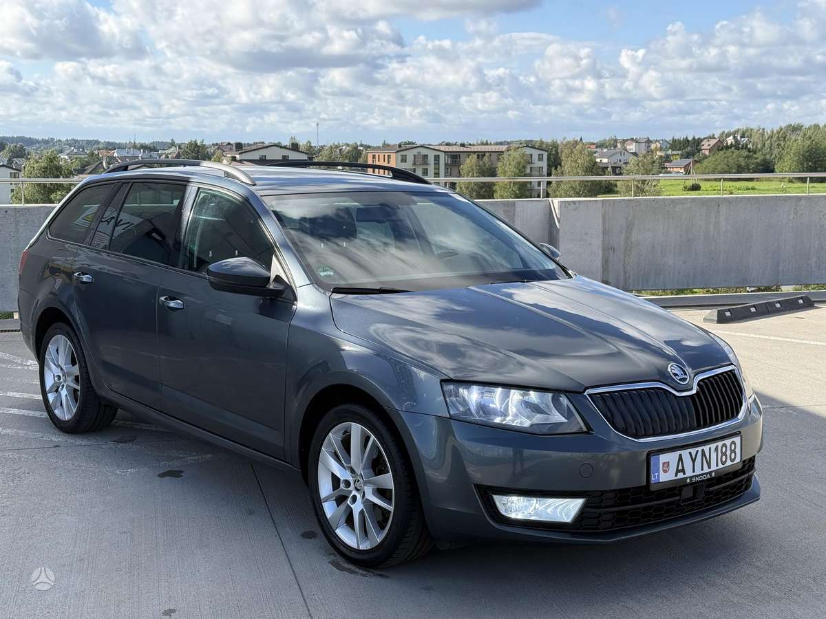 Skoda Octavia 2015 — rear view