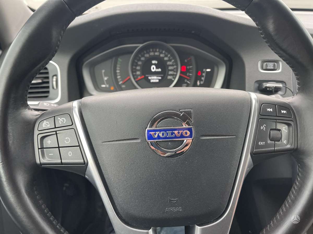 Volvo V60 2015 — фото 19