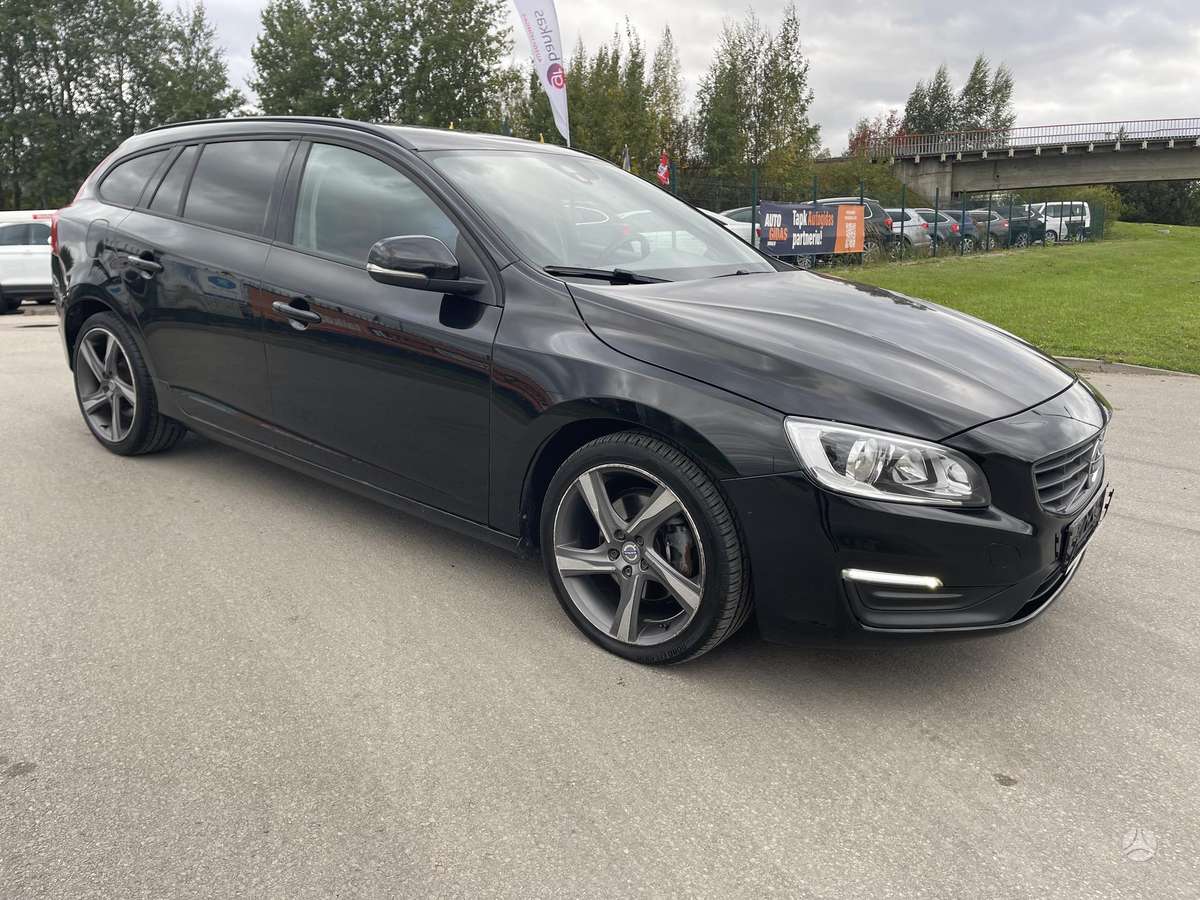 Volvo V60 2015 — вигляд ззаду