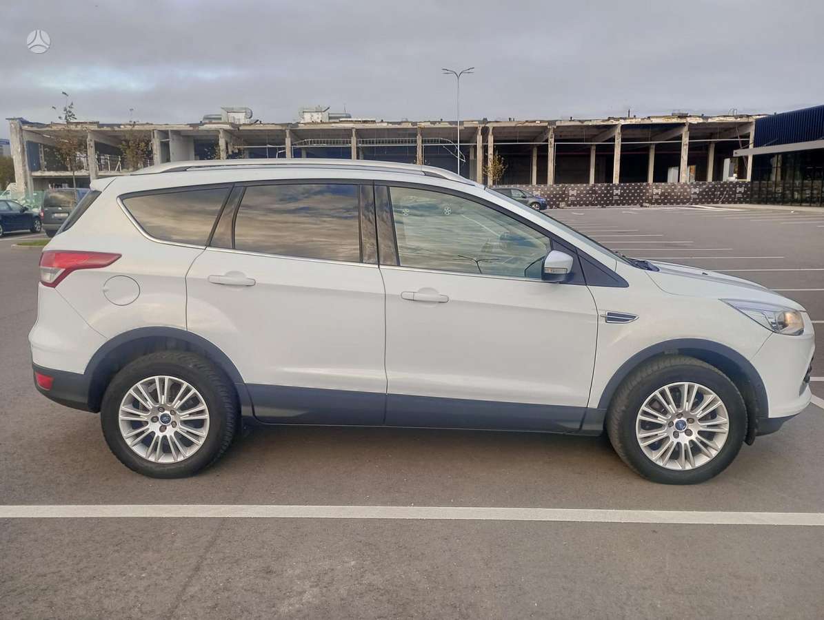 Ford Kuga 2013 — вигляд ззаду