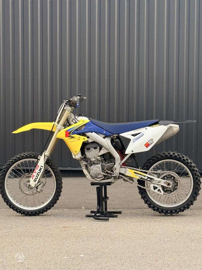 Suzuki RMZ 2013 — rear view