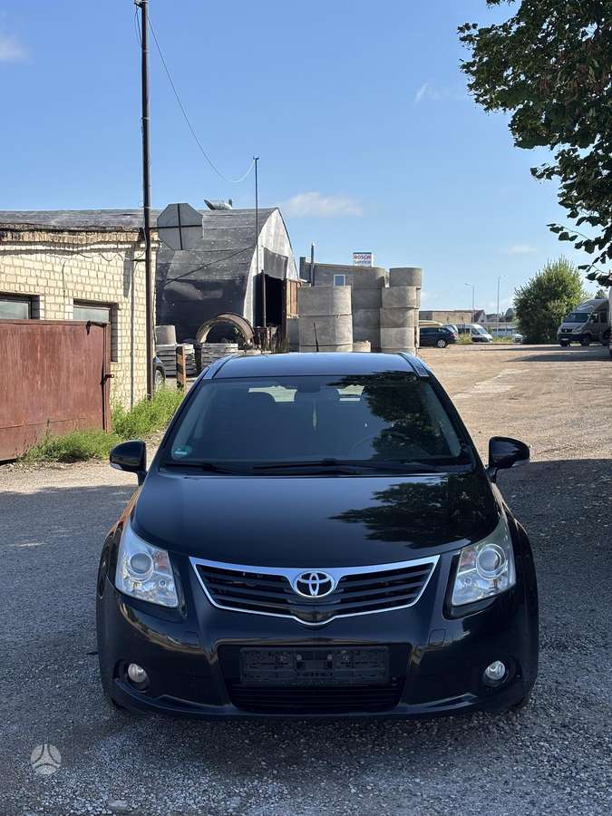 Toyota Avensis 2010 — вигляд ззаду
