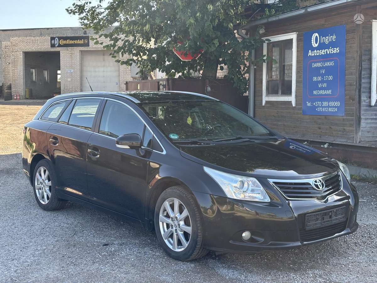 Toyota Avensis 2010 — салон