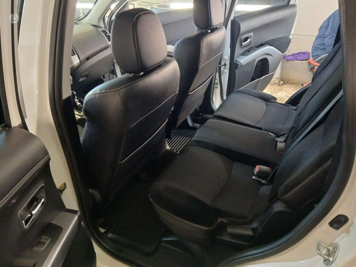 Mitsubishi Outlander 2010 — photo 12