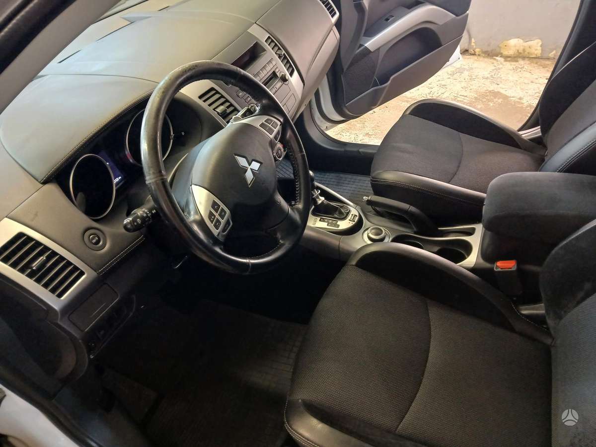 Mitsubishi Outlander 2010 — photo 13