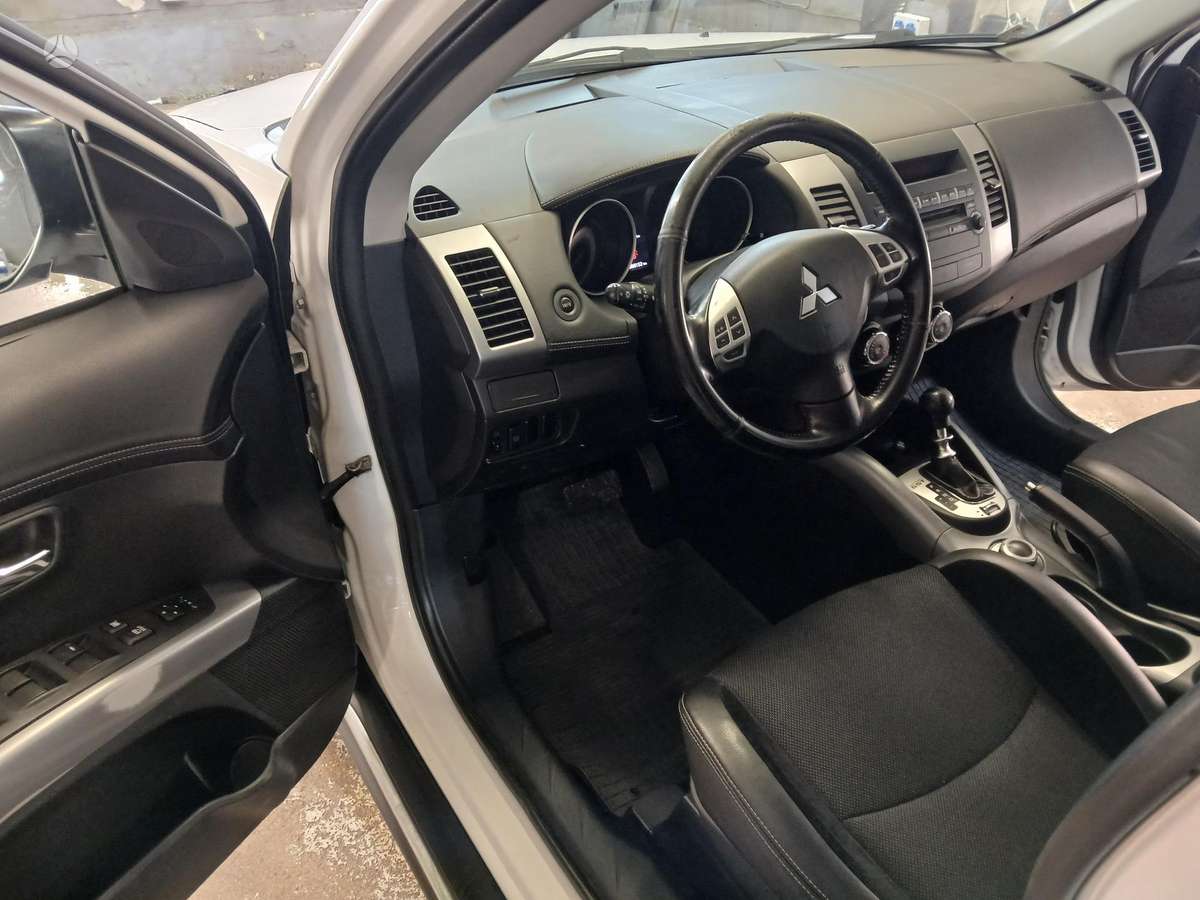 Mitsubishi Outlander 2010 — photo 14