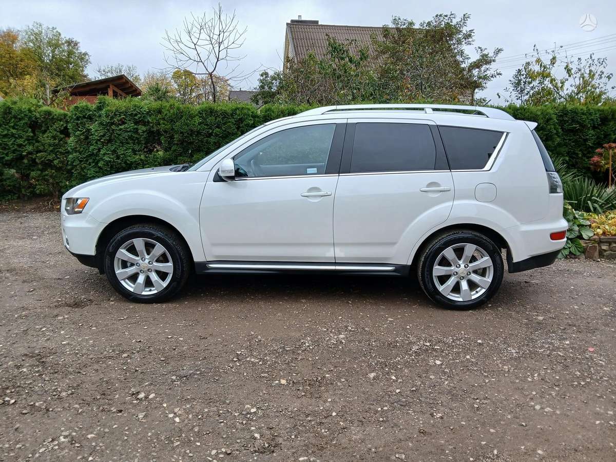 Mitsubishi Outlander 2010 — rear view
