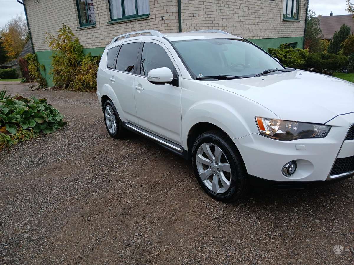 Mitsubishi Outlander 2010 — interior
