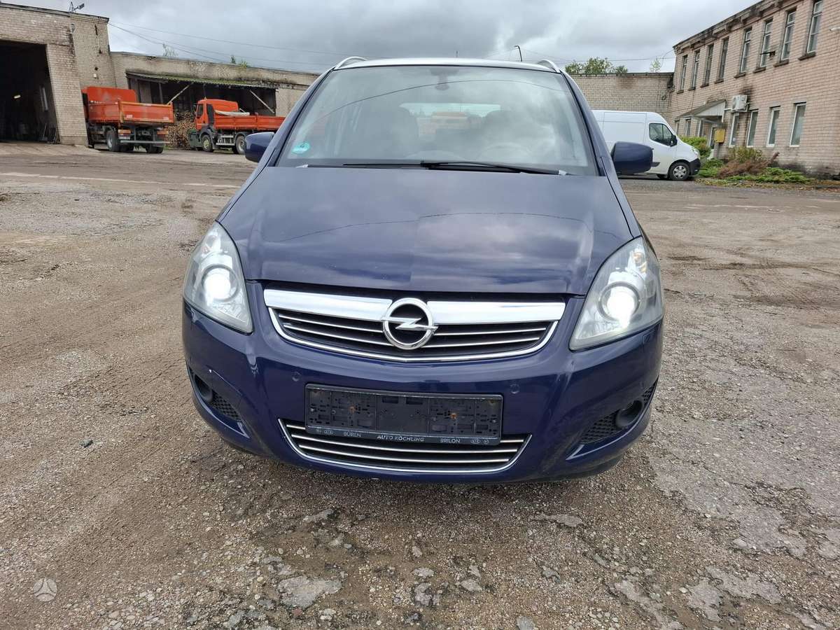 Opel Zafira 2012 — вигляд ззаду