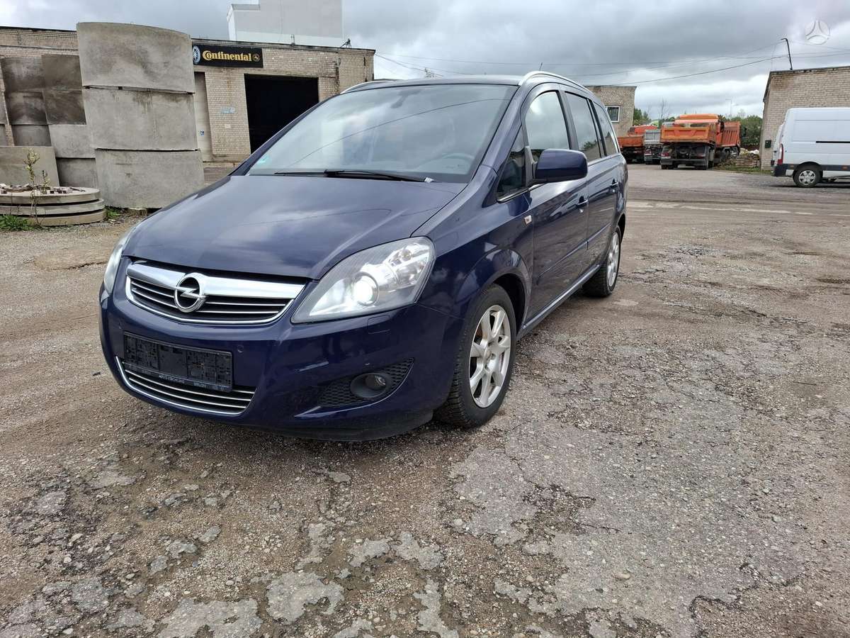 Opel Zafira 2012 — салон