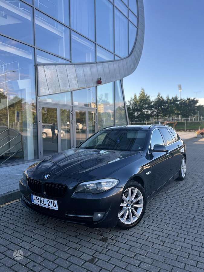 BMW 520 2010 — салон