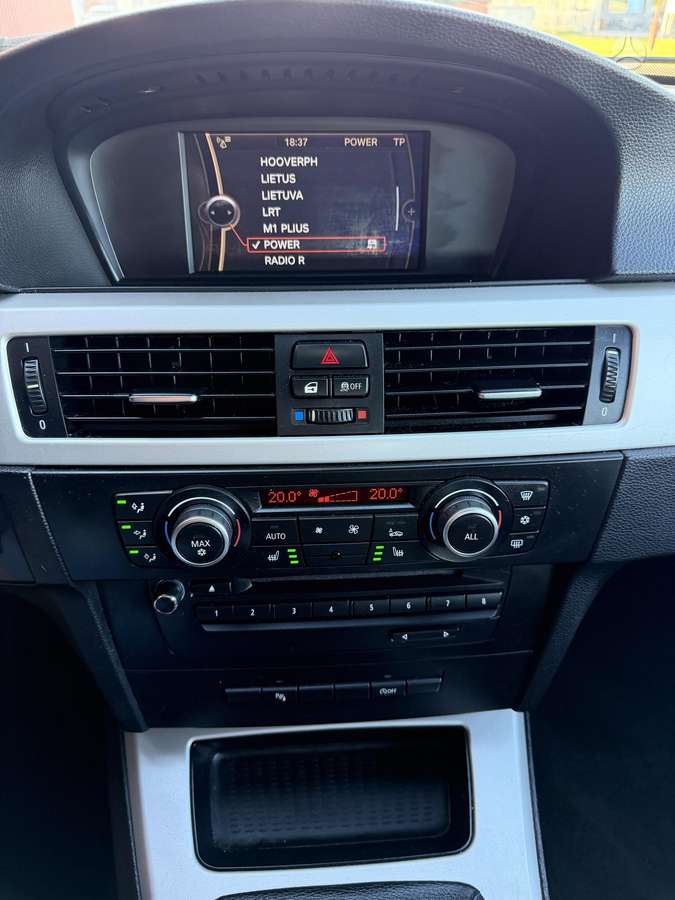 BMW 318 2011 — photo 10