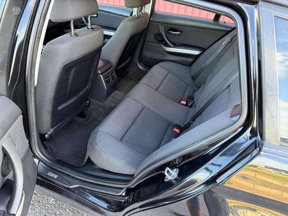 BMW 318 2011 — photo 11
