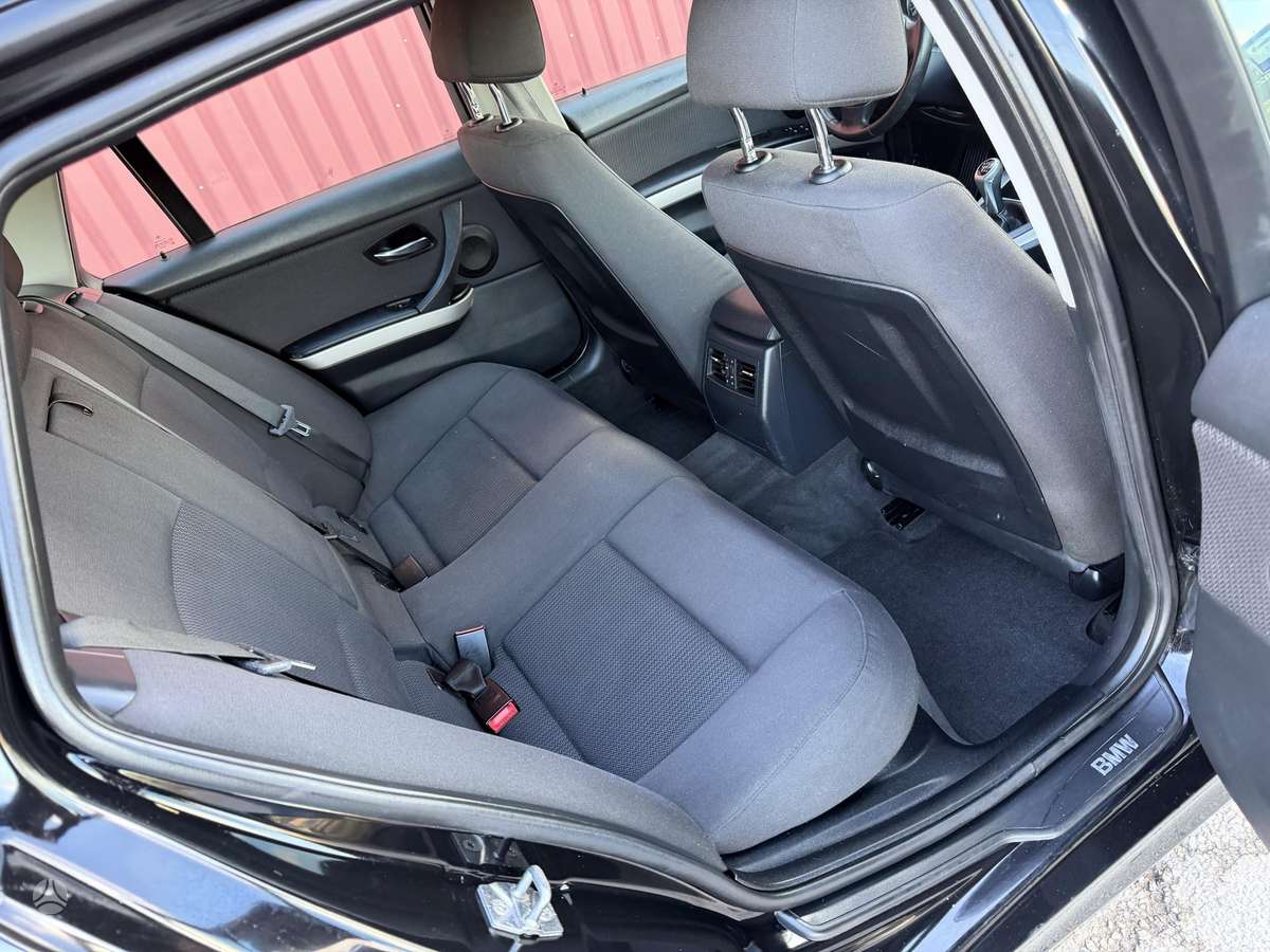BMW 318 2011 — photo 12