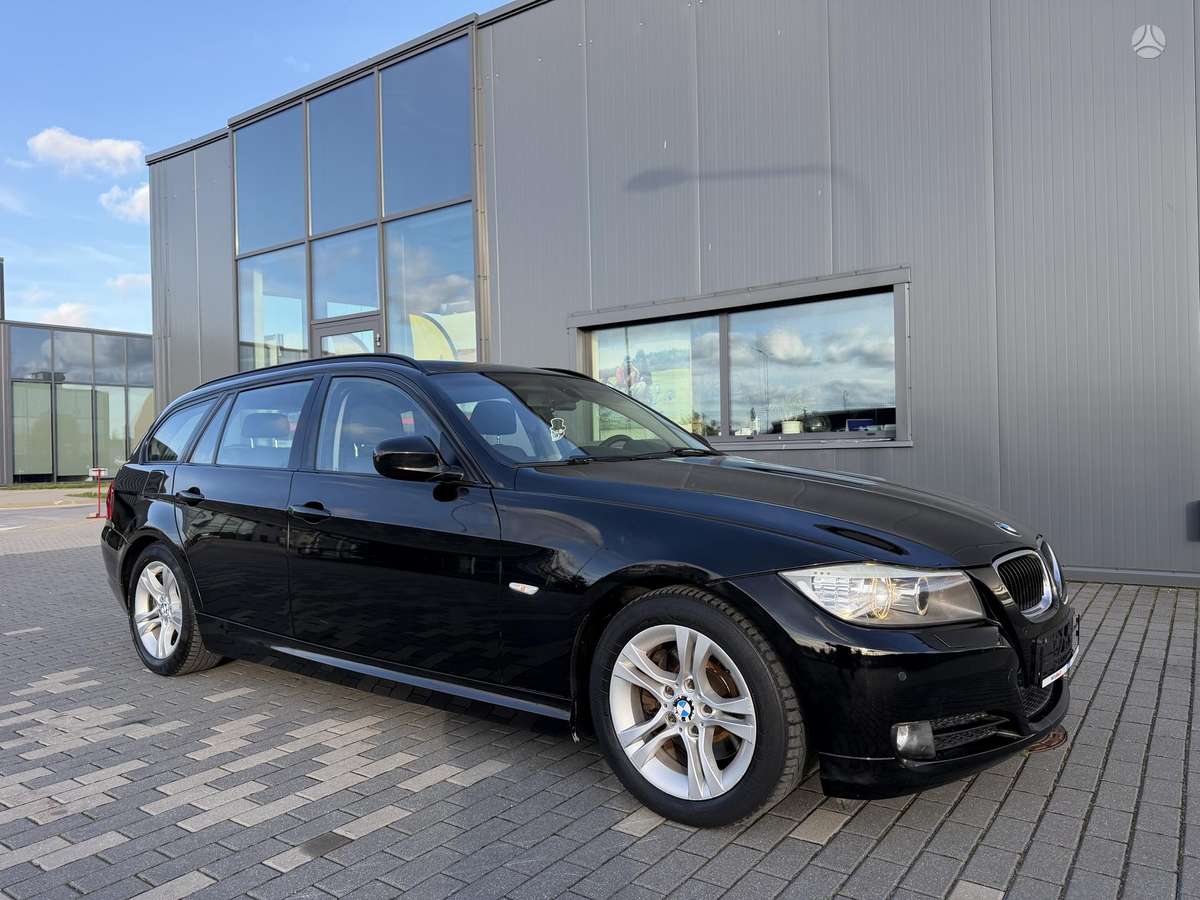 BMW 318 2011 — rear view