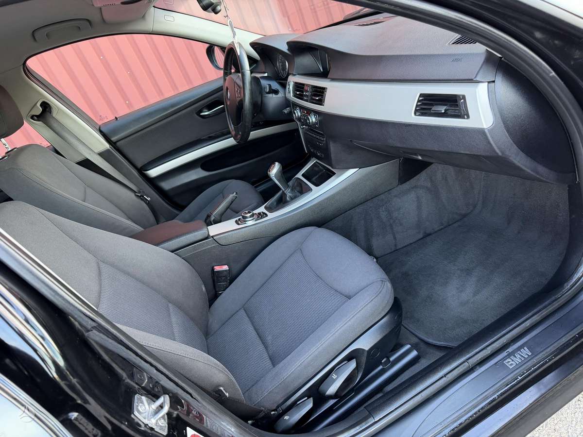 BMW 318 2011 — photo 7