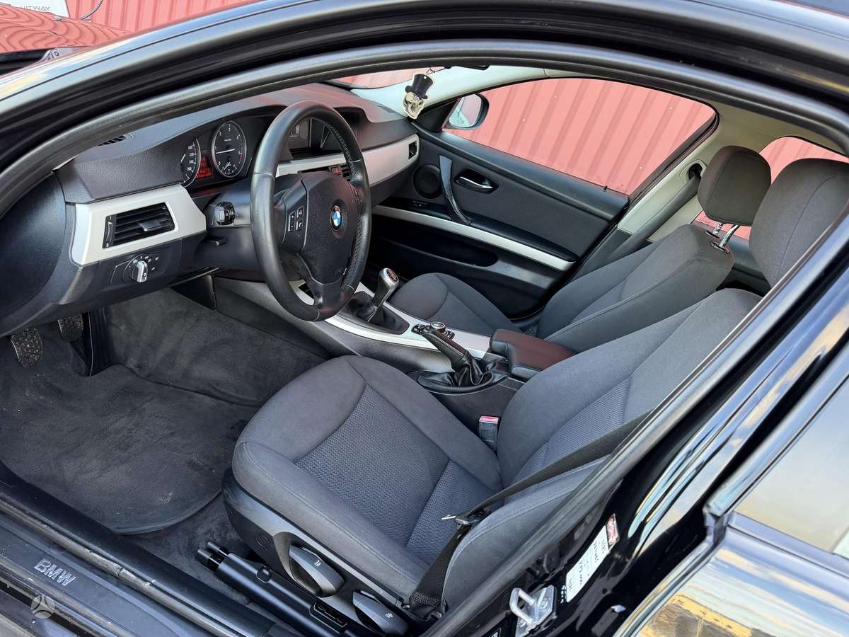 BMW 318 2011 — photo 8