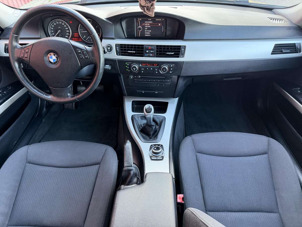 BMW 318 2011 — photo 9