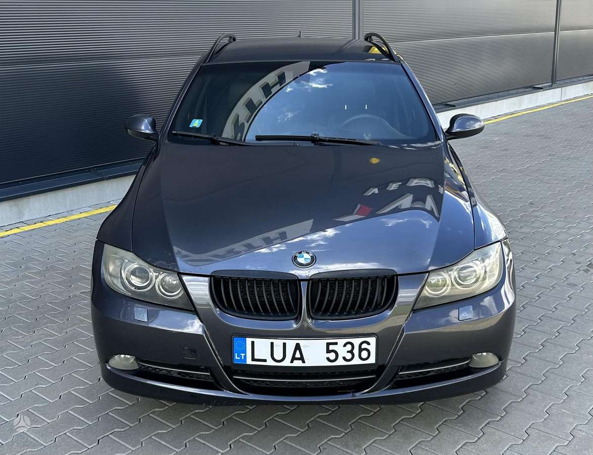 BMW 330 2007 — вигляд ззаду