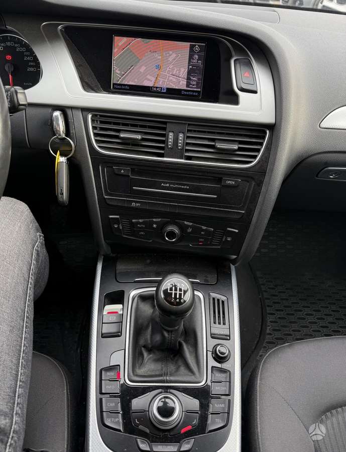 Audi A4 2011 — photo 9