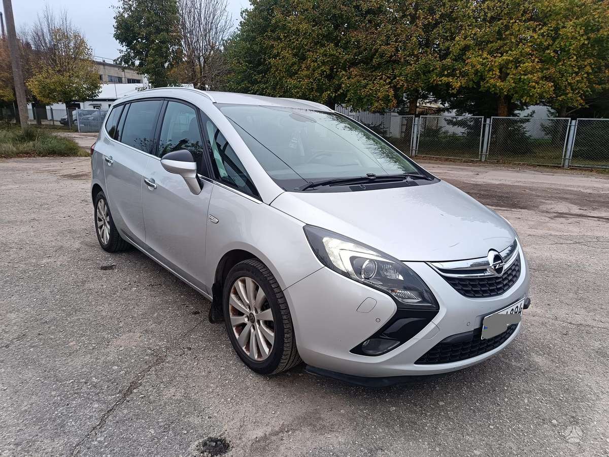Opel Zafira 2012 — rear view