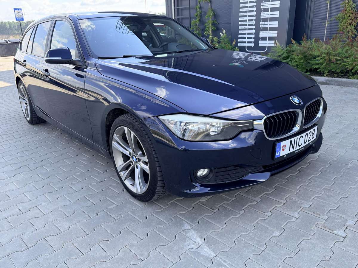 BMW 320 2015 — rear view