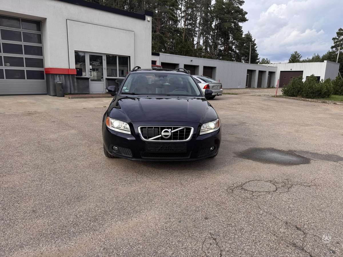 Volvo V70 2011 — вигляд ззаду