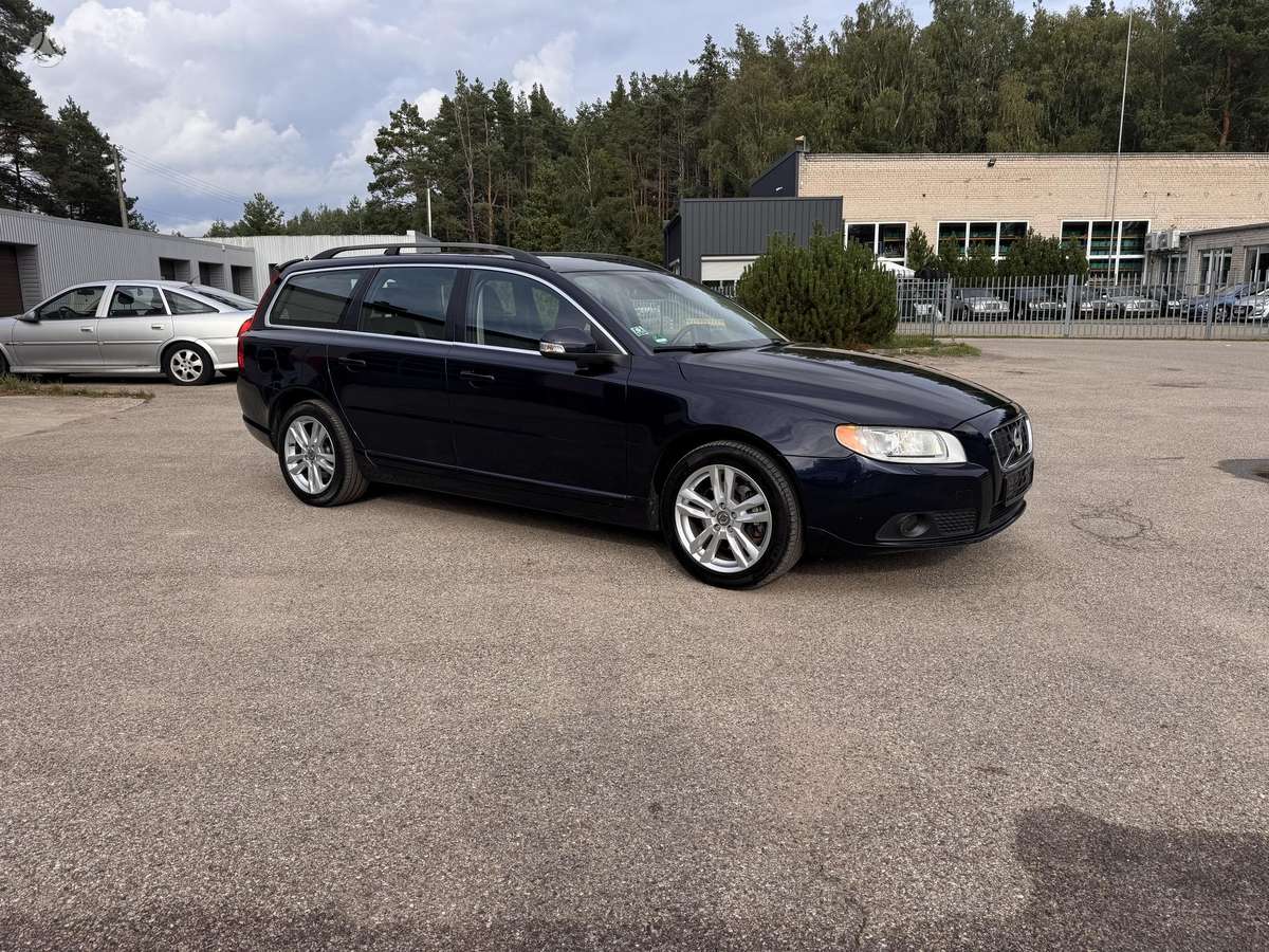 Volvo V70 2011 — салон