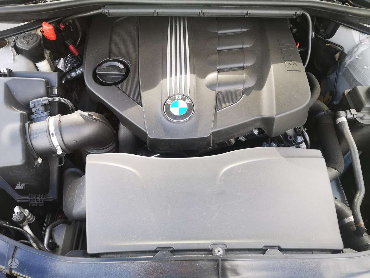 BMW 318 2012 — photo 16