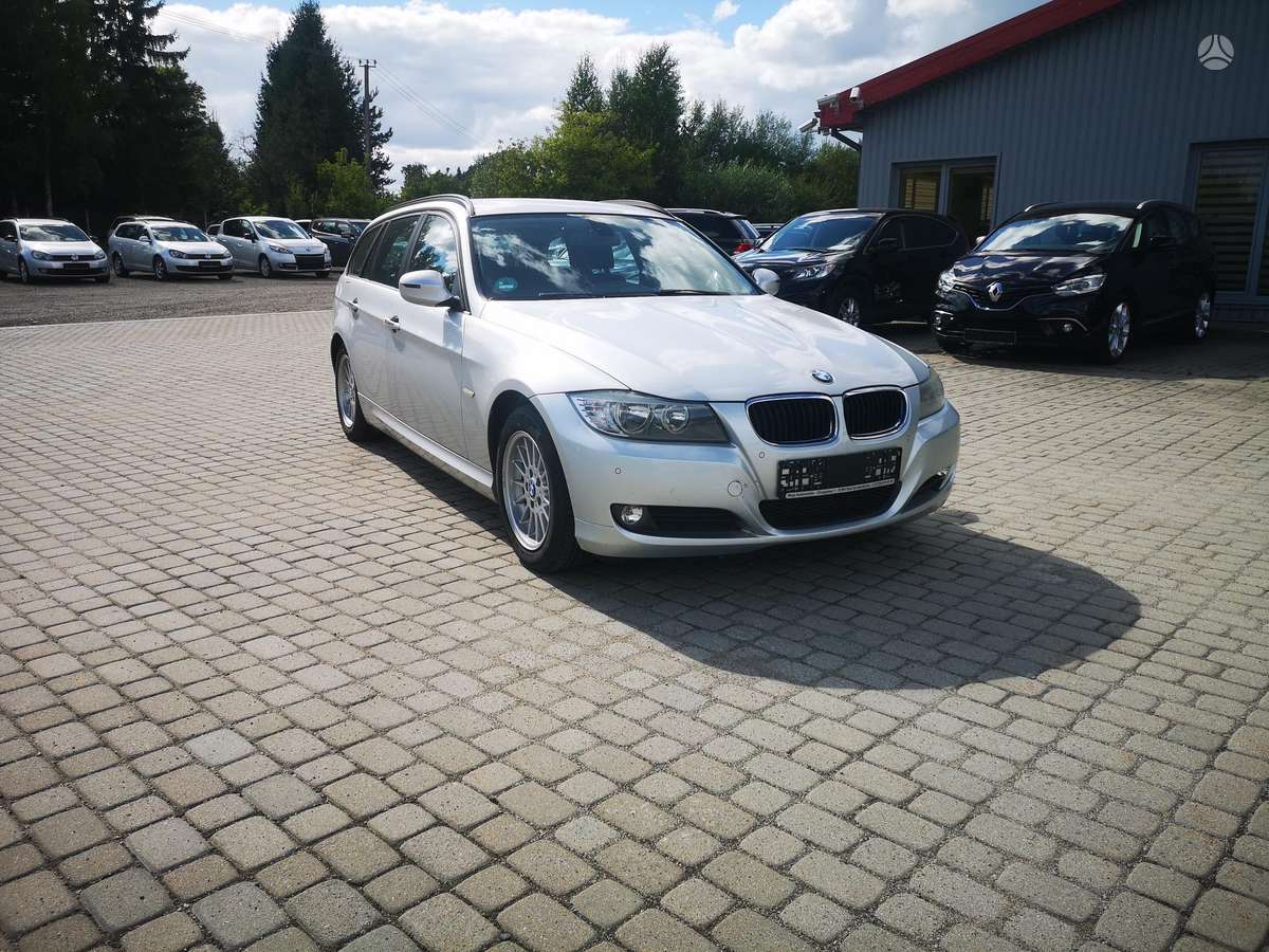 BMW 318 2012 — rear view