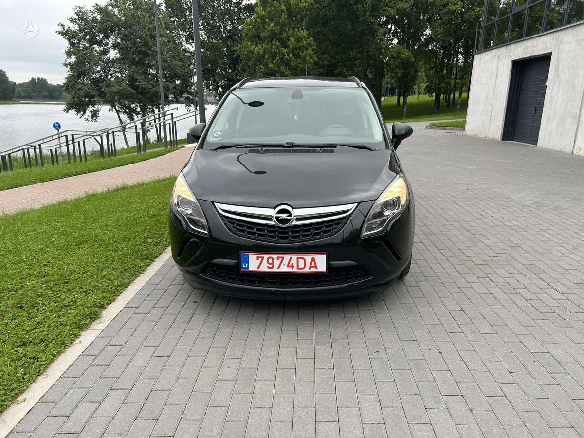 Opel Zafira 2013 — rear view