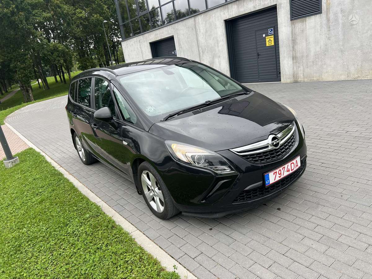 Opel Zafira 2013 — interior