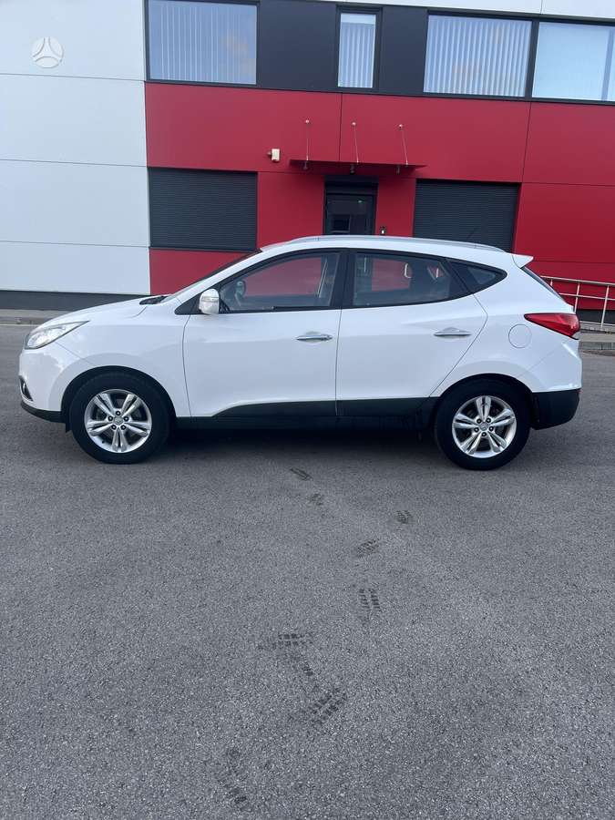 Hyundai ix35 2012 — rear view