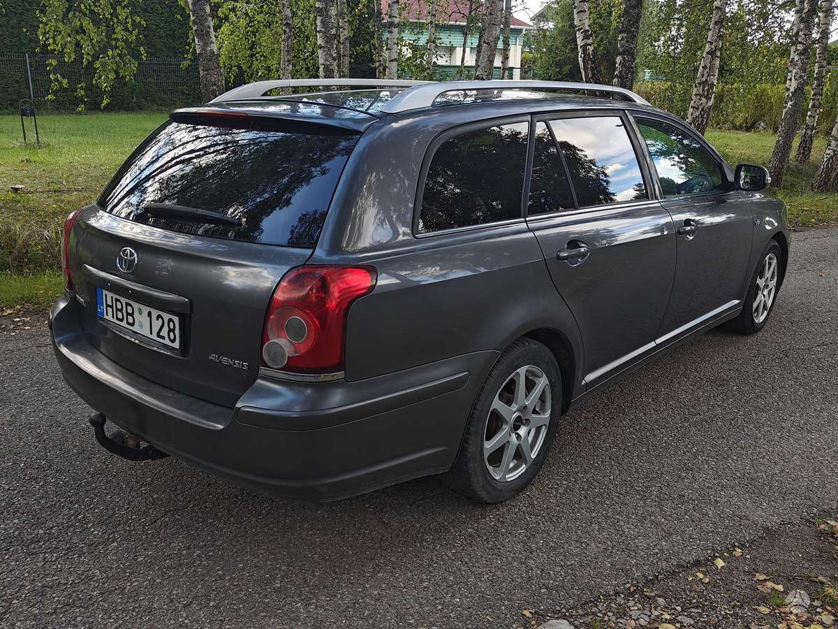 Toyota Avensis 2006 — rear view