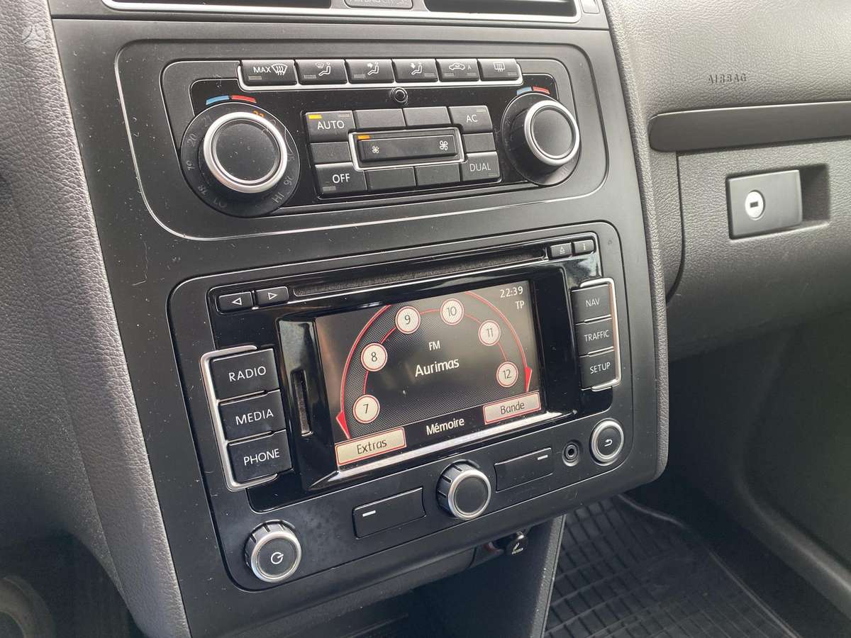 Volkswagen Touran 2012 — photo 12